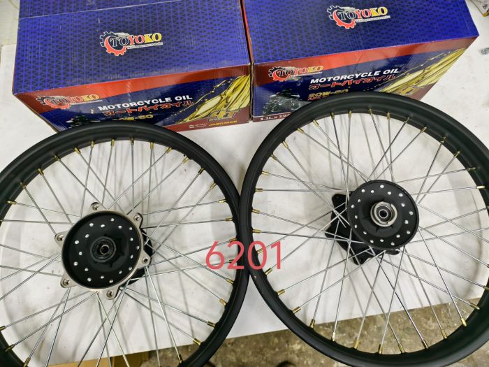 черный Диск(шесть болтов)  спицы передний 19*1,85 для  эндуро подшипник 6201